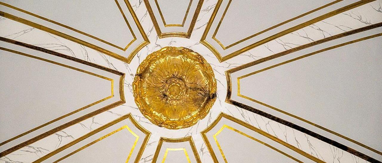 Un rayo daña la media naranja dorada de la cúpula central en la iglesia de Sant Roc de Oliva