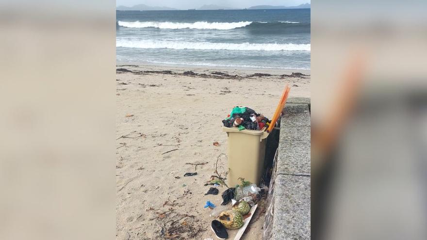La basura rebosa en Samil.