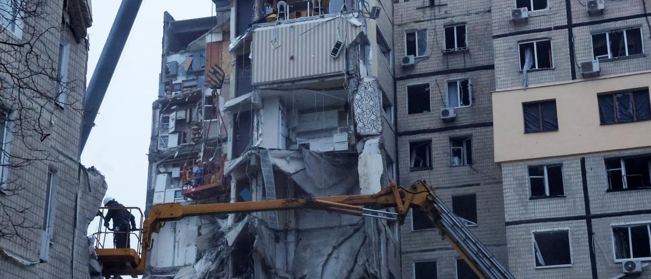 Un edificio dañado por los bombardeos en Dnipro, en una imagen del pasado mes de enero.