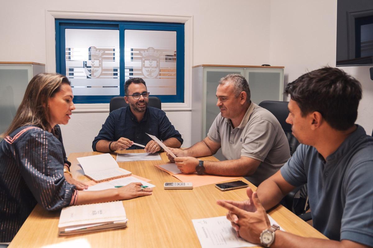 Maciot Cabrera (d) y Maite Corujo en una reunión junto a Echedey Eugenio (c), teniente de alcalde y Jacobo Lemes.