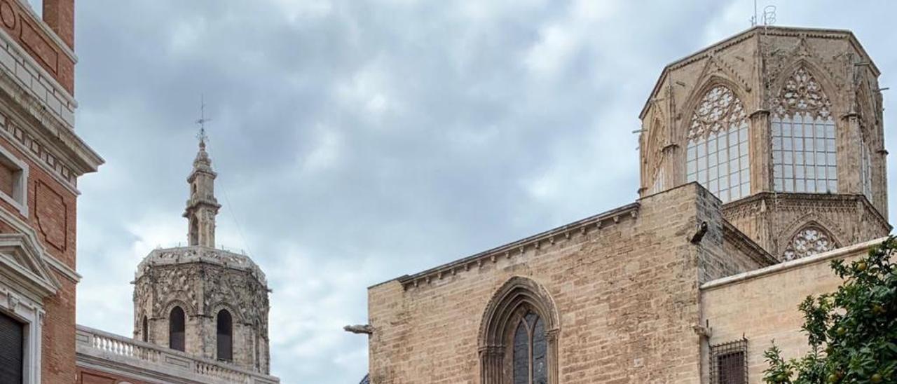 Silvia Giménez junto a la catedral de València.