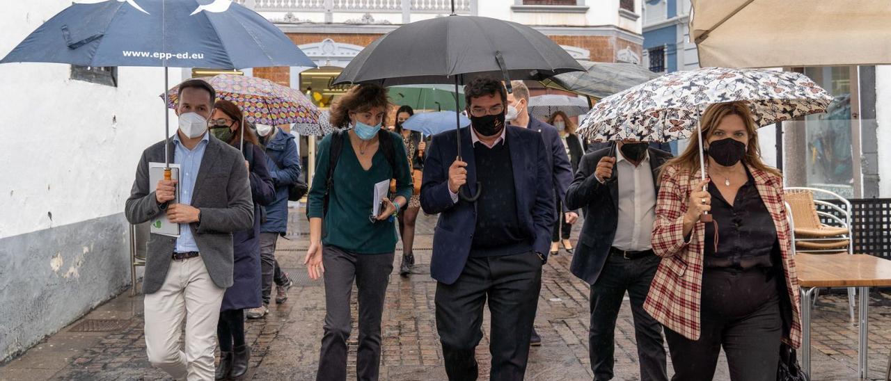 José Luis Escrivá y Mariano Zapata se dirigen a la reunión del Pevolca en Santa Cruz de La Palma.