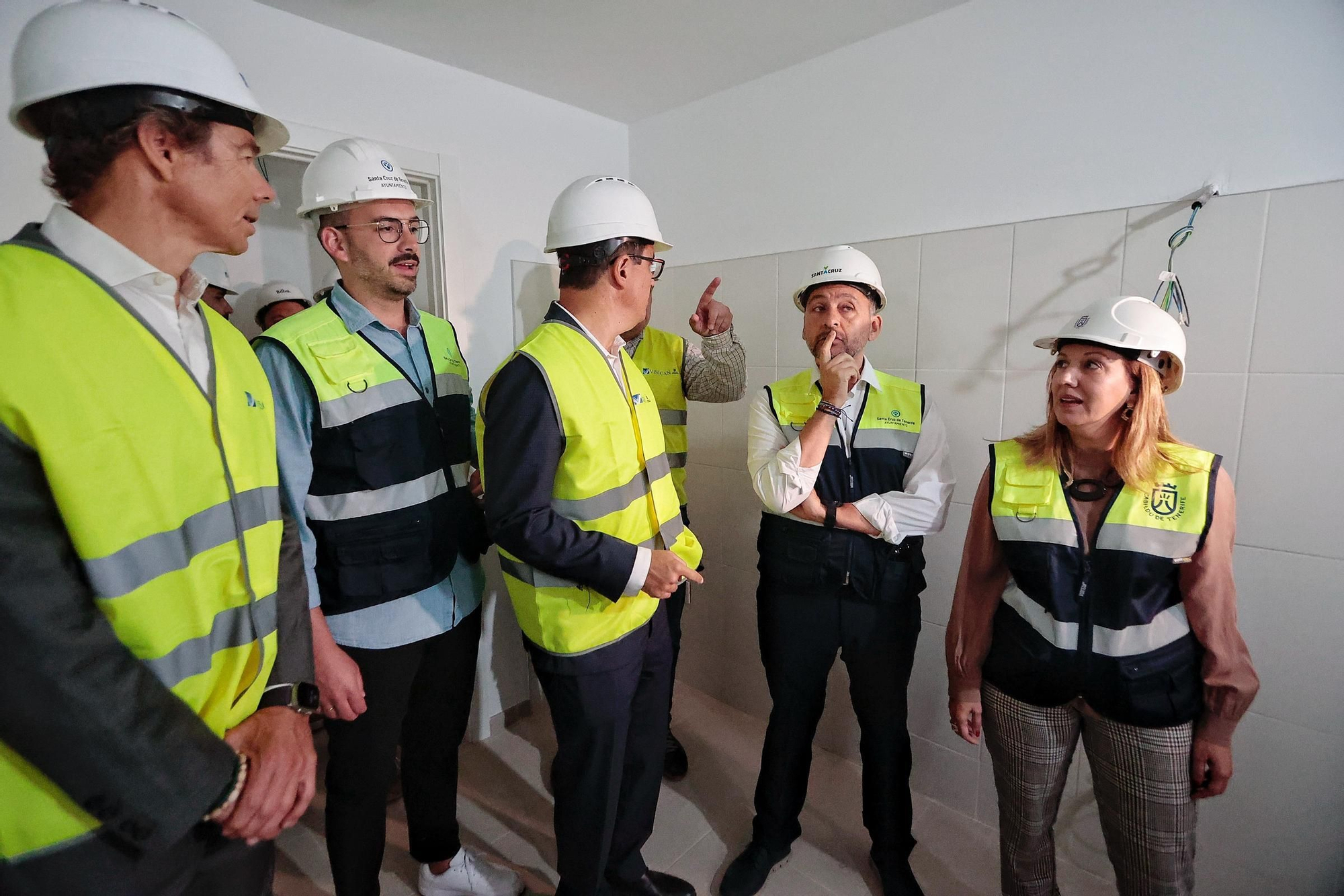 Visita al piso piloto de las 100 vivienda de Visocan en Santa Cruz de Tenerife