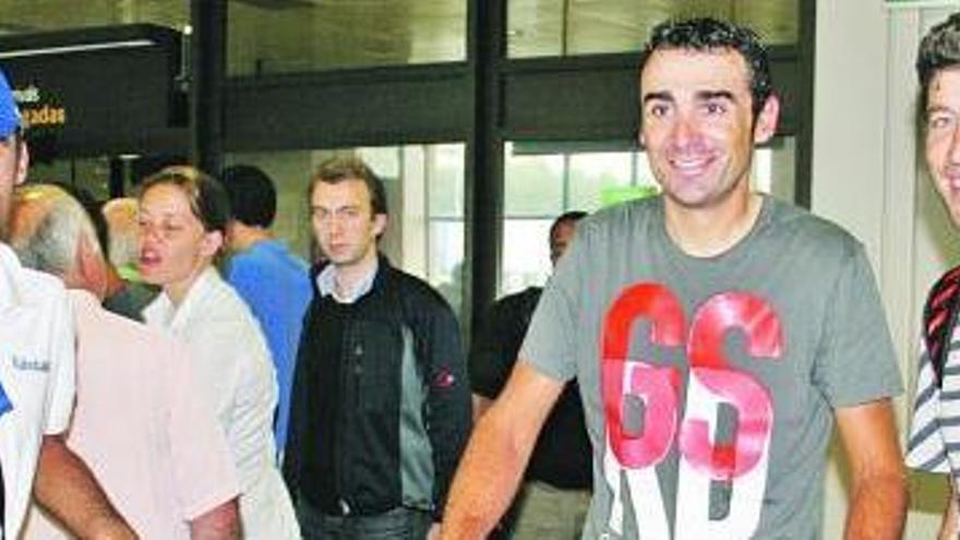 De izquierda a derecha, Barredo, Noval y Chechu Rubiera, ayer, a su llegada a Asturias.