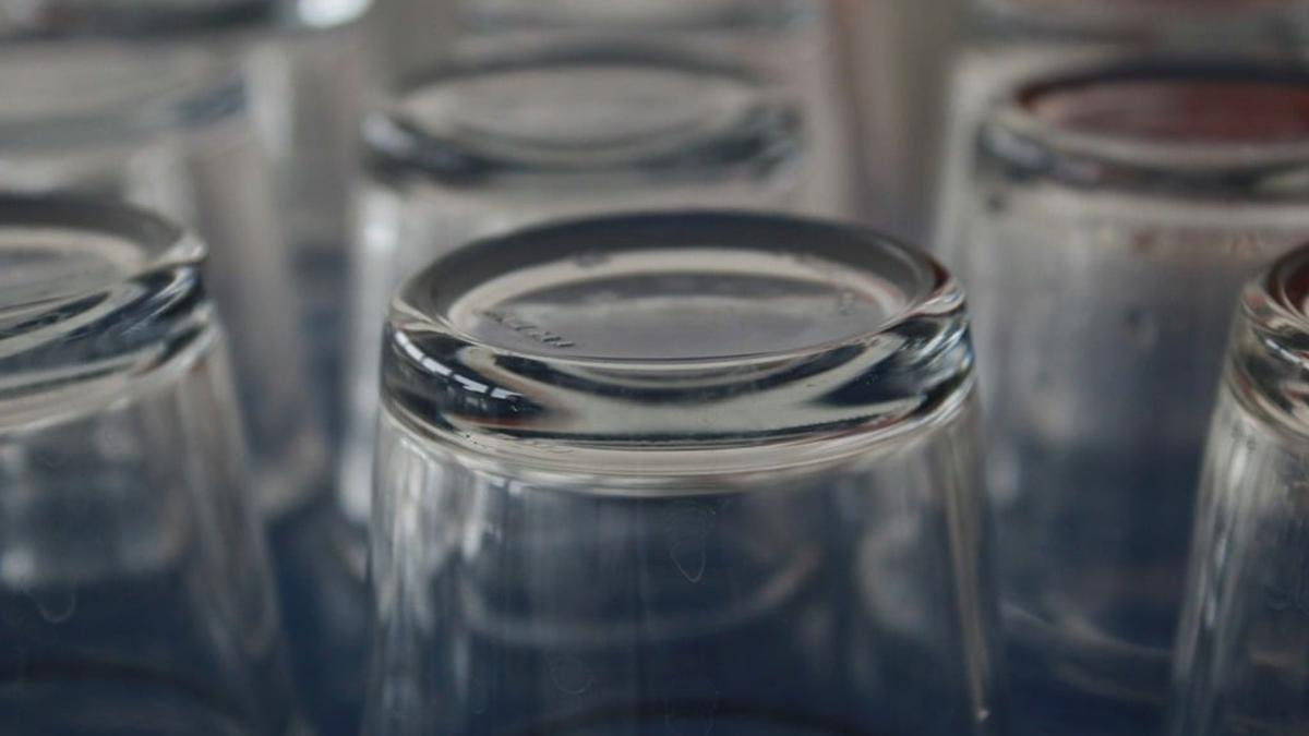 Vasos secándose boca abajo.