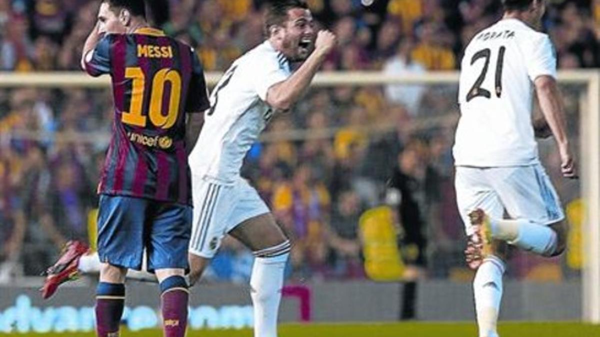 Jugadores del Madrid celebran la victoria al final del partido ante un desolado Messi.