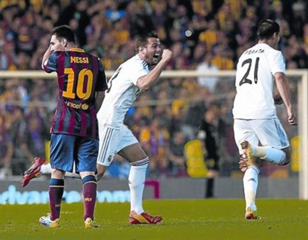Jugadors del Madrid celebren la victòria al final del partit davant d’un desolat Messi.