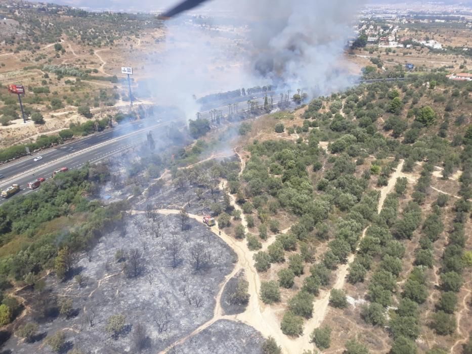 El tráfico es interrumpido en la Autopista del Sol mientras se trabaja en la extinción del fuego y el tráfico procedente de Málaga capital se ha ido colapsando