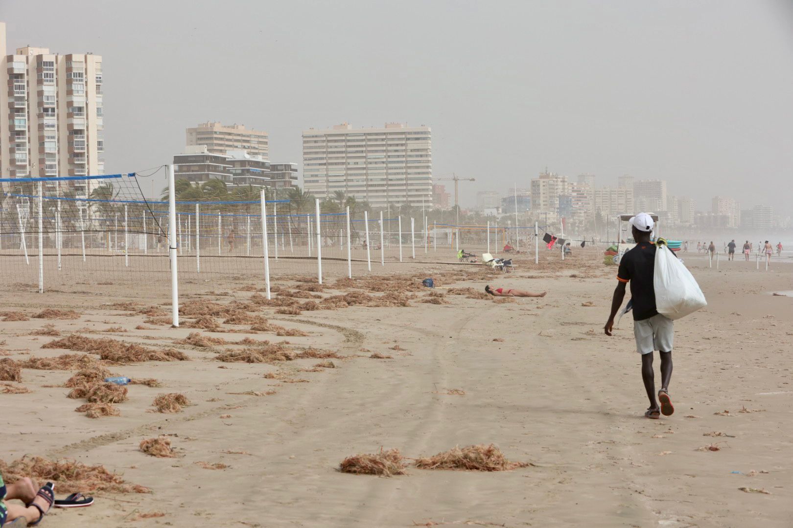 Así ha quedado la playa de San Juan tras el temporal.