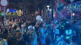 Wahnsinn in der Bierstraße: Auch die Polizei kam beim 20. Geburtstag des "Deutschen Eck" am Ballermann vorbei