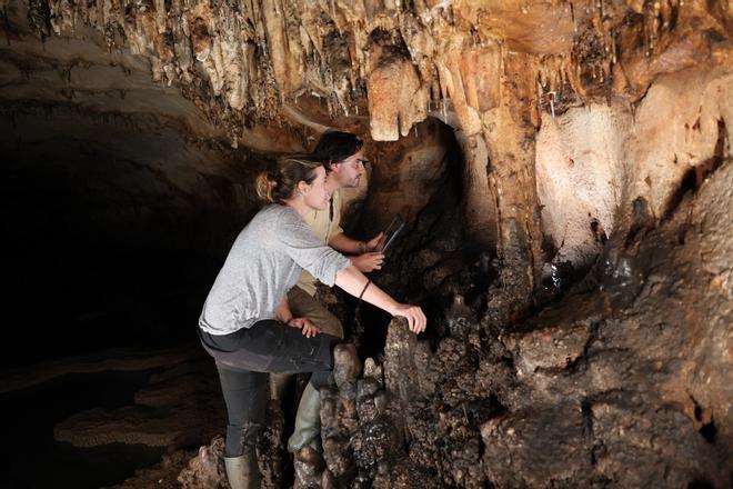 La "Cova de les Dones de Millares" aún guarda muchos secretos