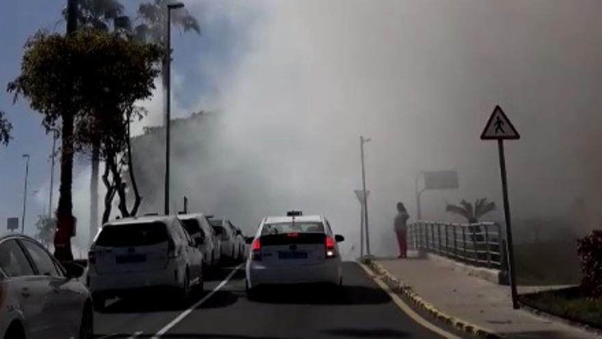 Arde un camión en las inmediaciones del Negrín