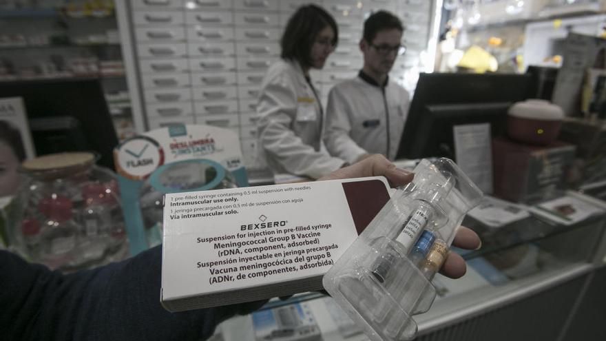 La vacuna frente a la meningitis B está llegando con cuentagotas a las farmacias murcianas.