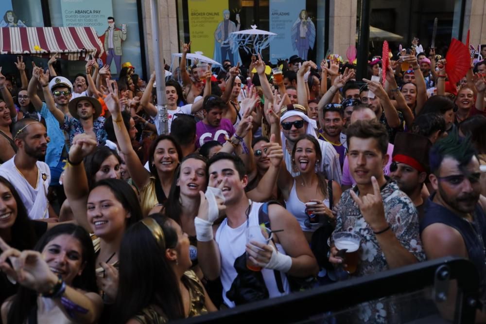 El "Entroido de Verán" atrae a miles de personas engalanados con originales disfraces.