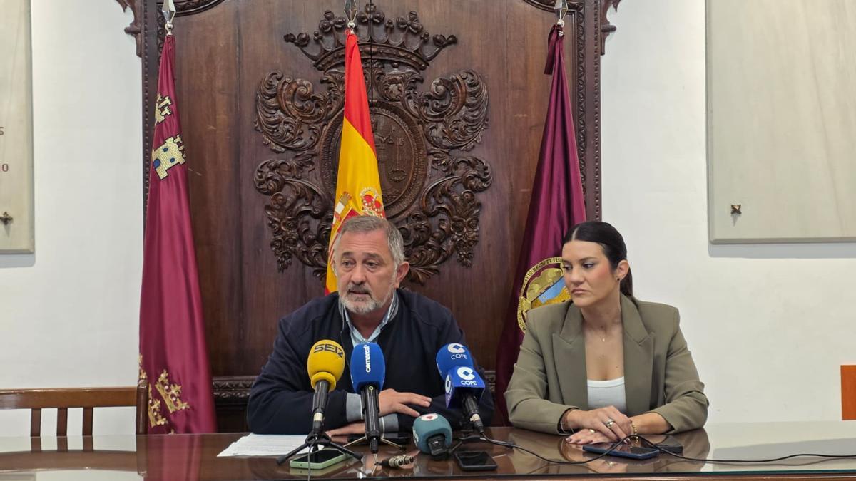 Los ediles Meca y Hernández daban cuenta de las alegaciones presentdas.