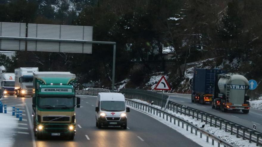 Imatge de camions circulant per l&#039;A-2 a l&#039;alçada del Bruc