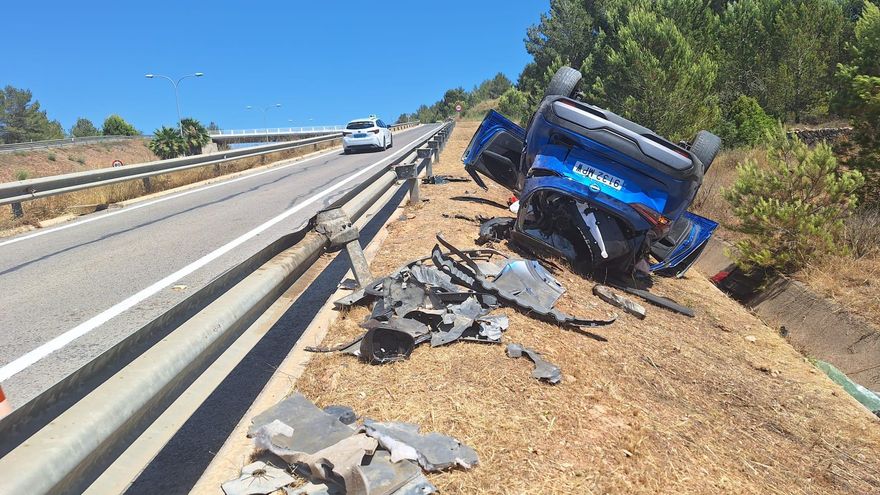 Un herido en un espectacular accidente en la carretera de Sant Antoni