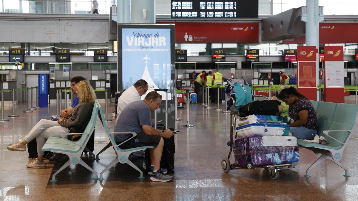 Pasajeros esperando en el aeropuerto de Vigo.