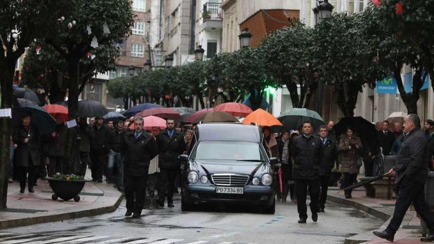 La comitiva fúnebre a su paso por la calle Joaquín Loriga, antes de acceder a la iglesia. // Bernabé/Gutiier