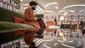 Obre Finestres, la llibreria que pretén agitar la vida cultural de Barcelona