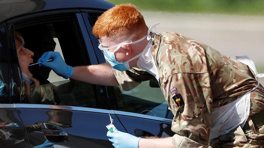 Personal militar haciendo pruebas a personas en un centro de pruebas de coronavirus en Londres.