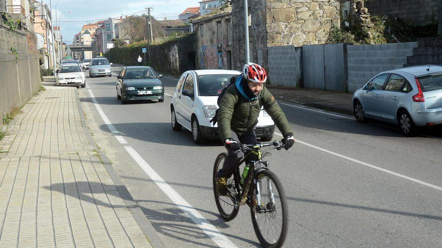 Ciclista circulando por la PO-546 // RAFA VÁZQUEZ