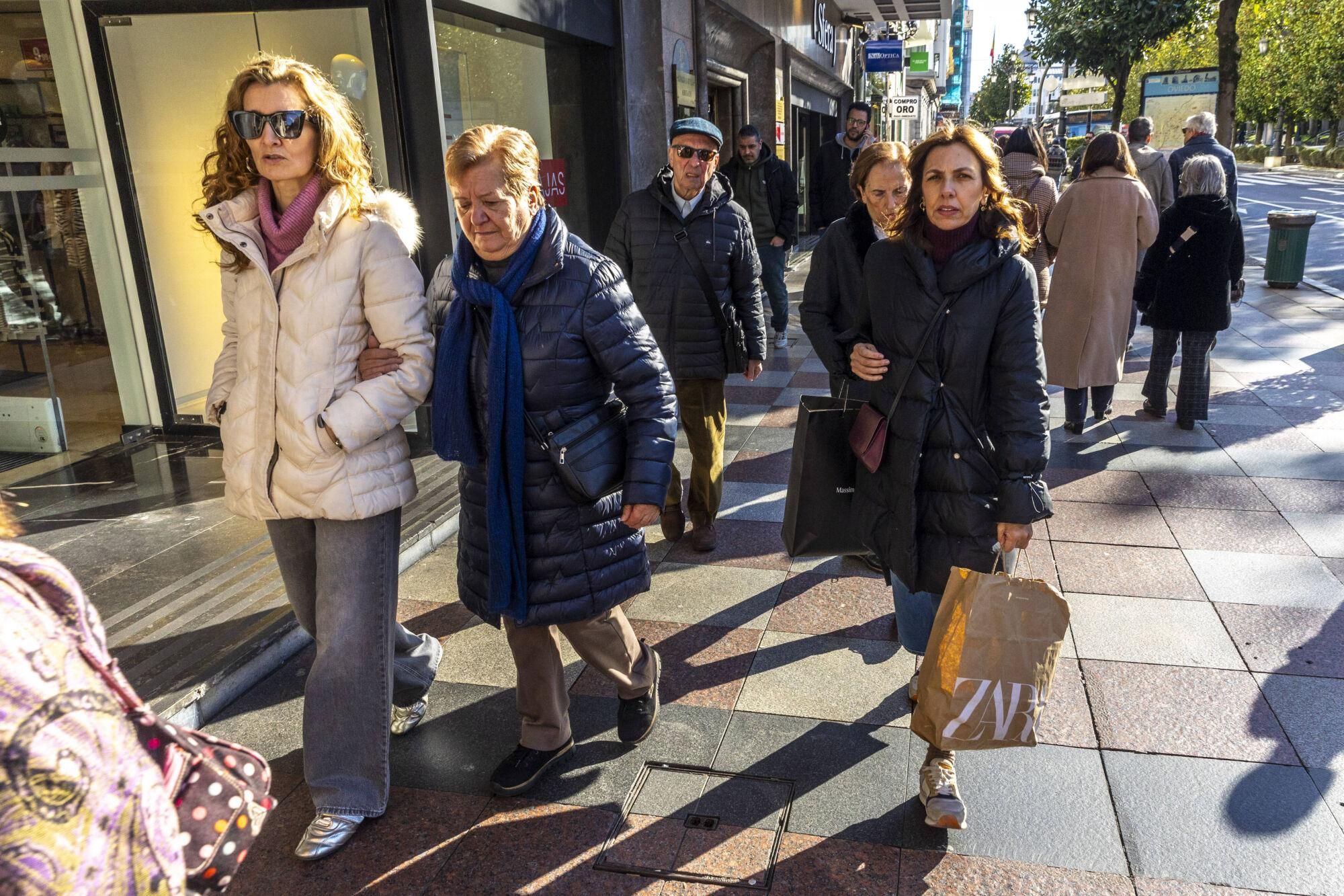 EN IMÁGENES: El  tiempo gélido anima las rebajas en Oviedo