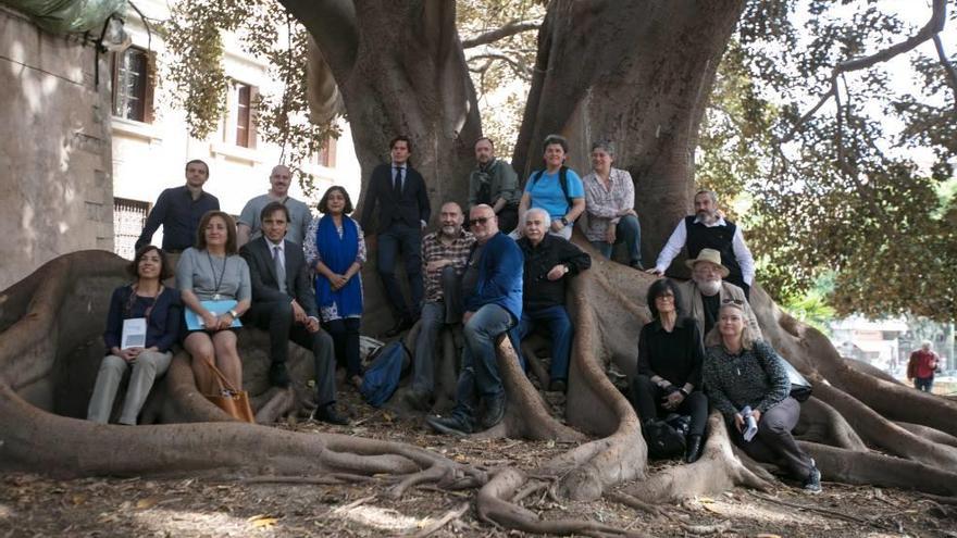 Foto de familia de los poetas, autoridades y organizadores en los jardines de la Misericòrdia.