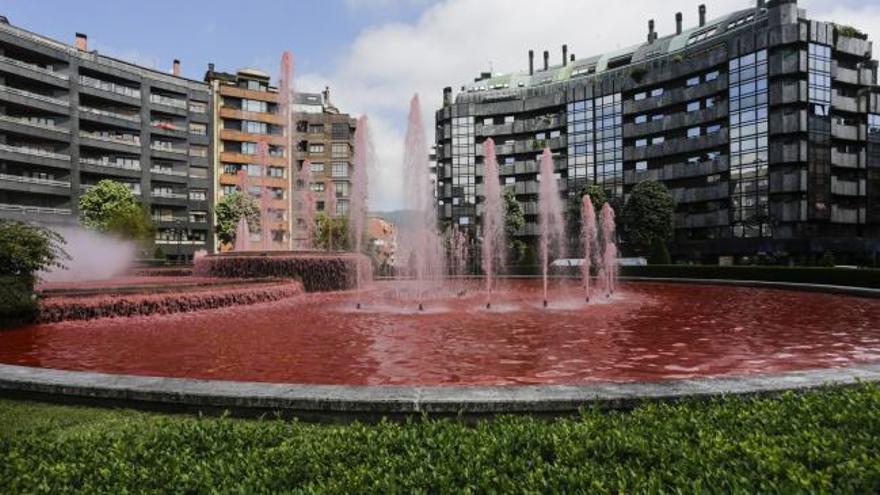 Las fuentes de Oviedo se tiñen de rojo para celebrar el día del donante