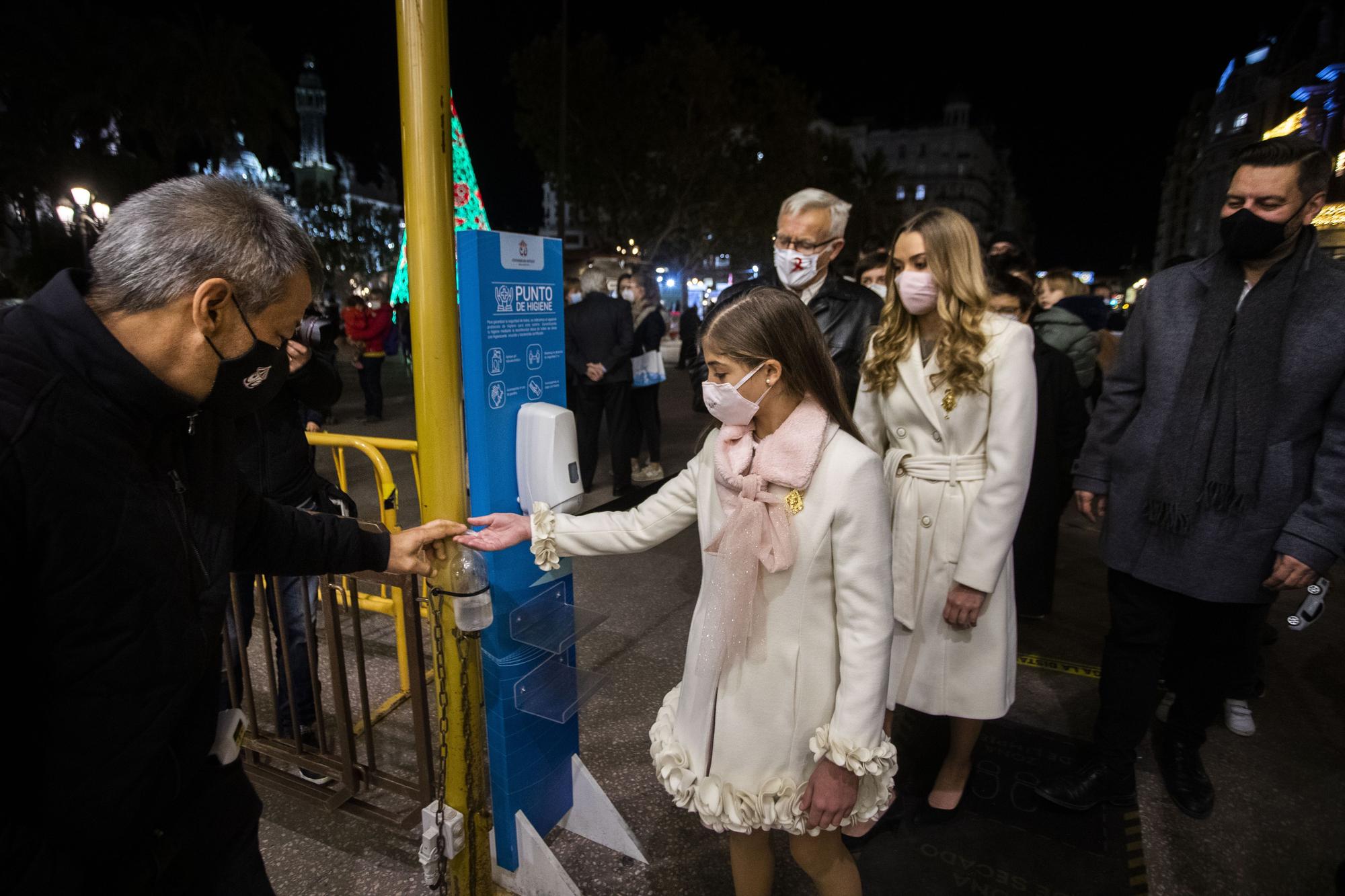 Así se ha encendido la iluminación navideña de la Plaza del Ayuntamiento de València