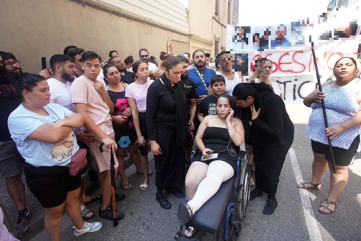 Les imatges de la protesta dels familiars i veïns de les víctimes del crim de la Font de la Pólvora
