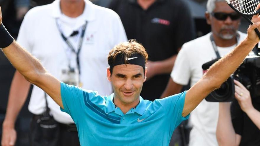 Roger Federer celebra su victoria en Stuttgart.