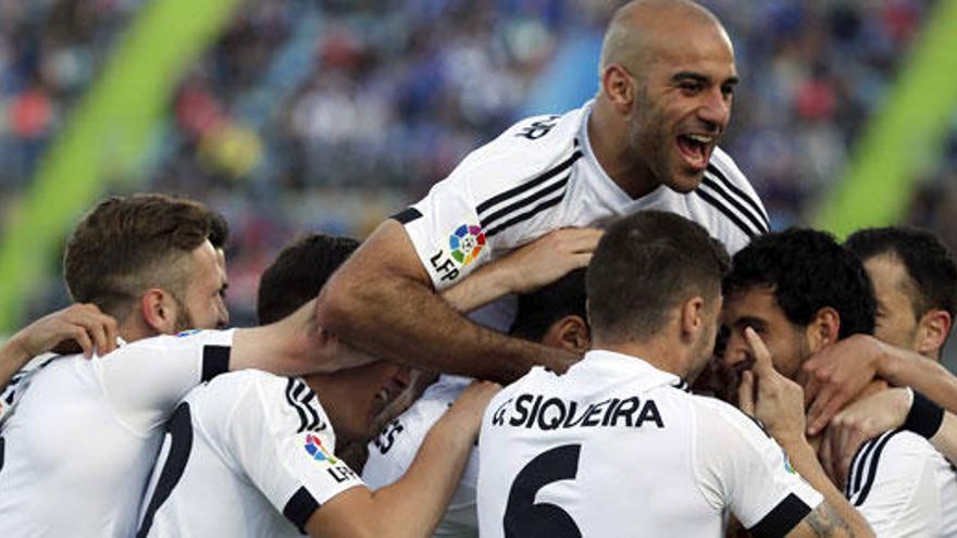 Los jugadores del Valencia celebran uno de sus goles