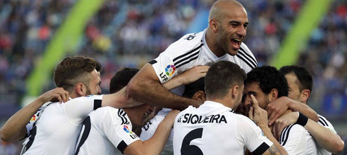 Los jugadores del Valencia celebran uno de sus goles