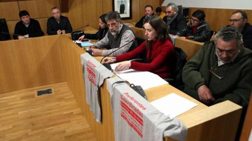 El PSOE, tras las camisetas de afectados, proponiendo al pleno que se cree la comisión.//Bernabé / Luismy
