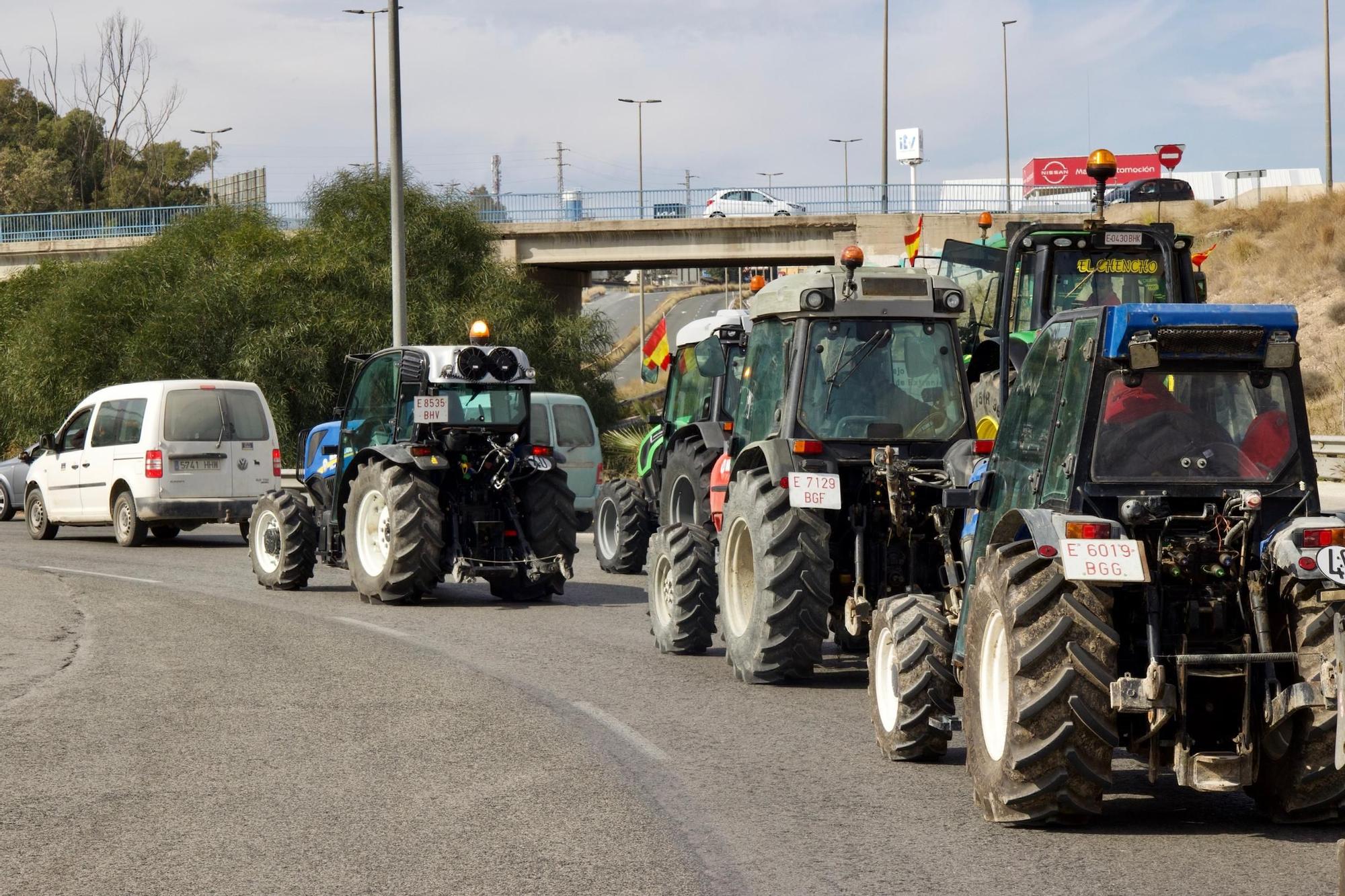 Las imágenes de la protesta de agricultores que ha colapsado el tráfico en Murcia