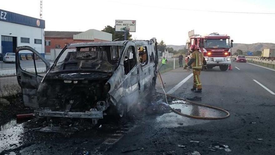 Estado en el que ha quedado la furgoneta que ha ardido esta tarde en la autovía de Madrid, a la altura de Villena