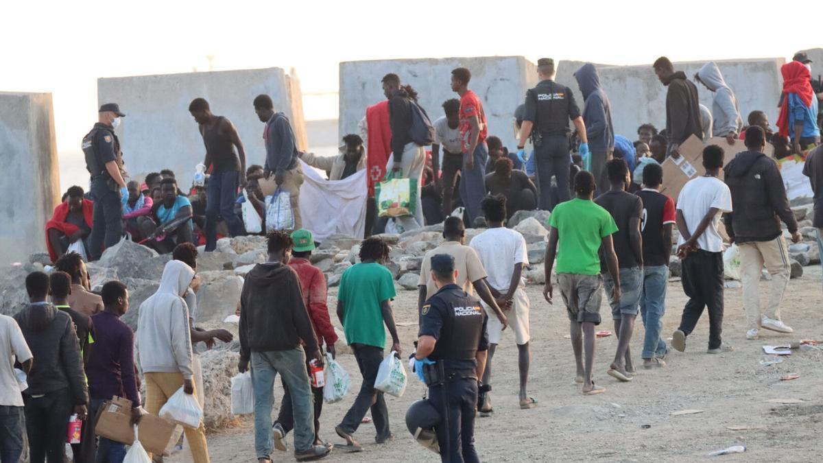 CRISIS MIGRATORIA | La Policía inicia el desalojo del campamento de la playa del Trampolín en Ceuta