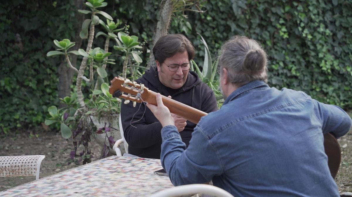 El cantaor Sebastián Cruz, de frente, junto al guitarrista Raúl Cantizano, director musical de 'Zarabanda', en un ensayo en los estudios La Mina de Sevilla, donde se ha grabado el disco.
