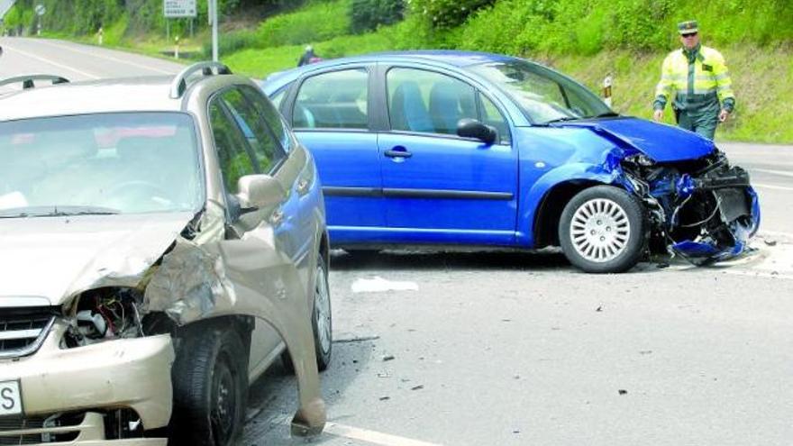 Dos heridos en un espectacular accidente en el cruce de Fábrica Mieres