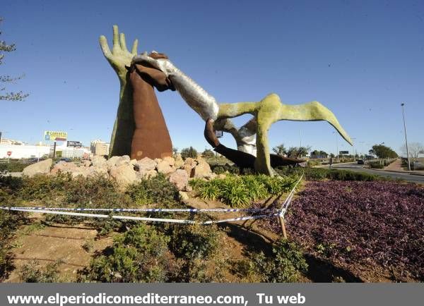 Galería de fotos: Cae la estatua de Ripolles