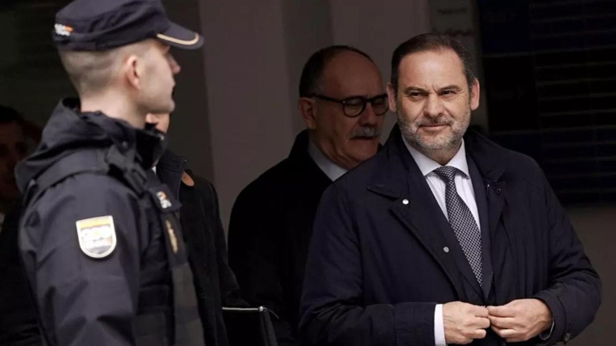 El exministro de Transportes, José Luis Ábalos, a la salida del Tribunal Supremo tras acudir a declarar este jueves.