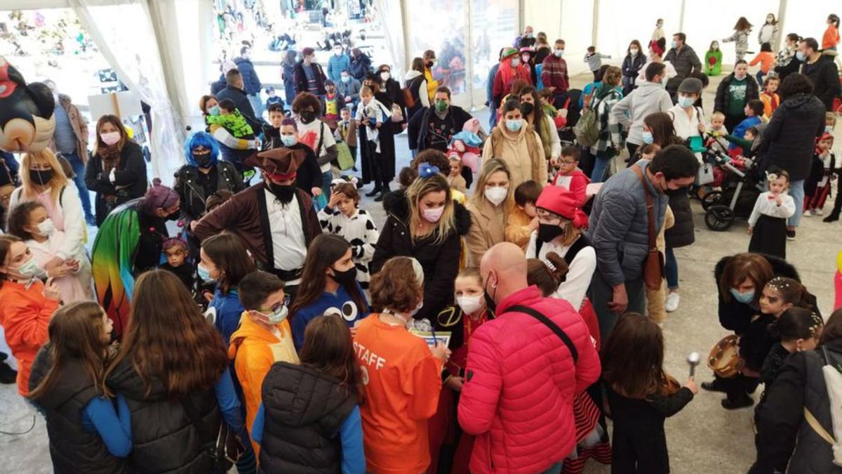 La carpa de la Praza Massó en Bueu acogió una fiesta infantil.  | // FDV