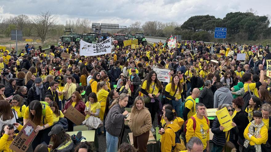 Vídeo | Diversos col·lectius tallen l'AP-7 al seu pas per la ciutat de Girona