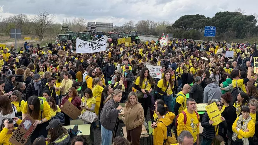 Vídeo | Diversos col·lectius tallen l'AP-7 al seu pas per la ciutat de Girona