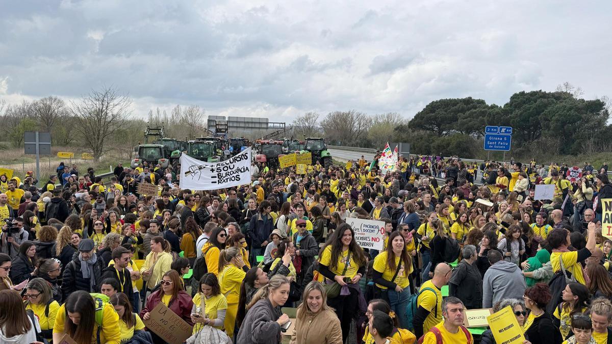 Vídeo | Diversos col·lectius tallen l'AP-7 al seu pas per la ciutat de Girona