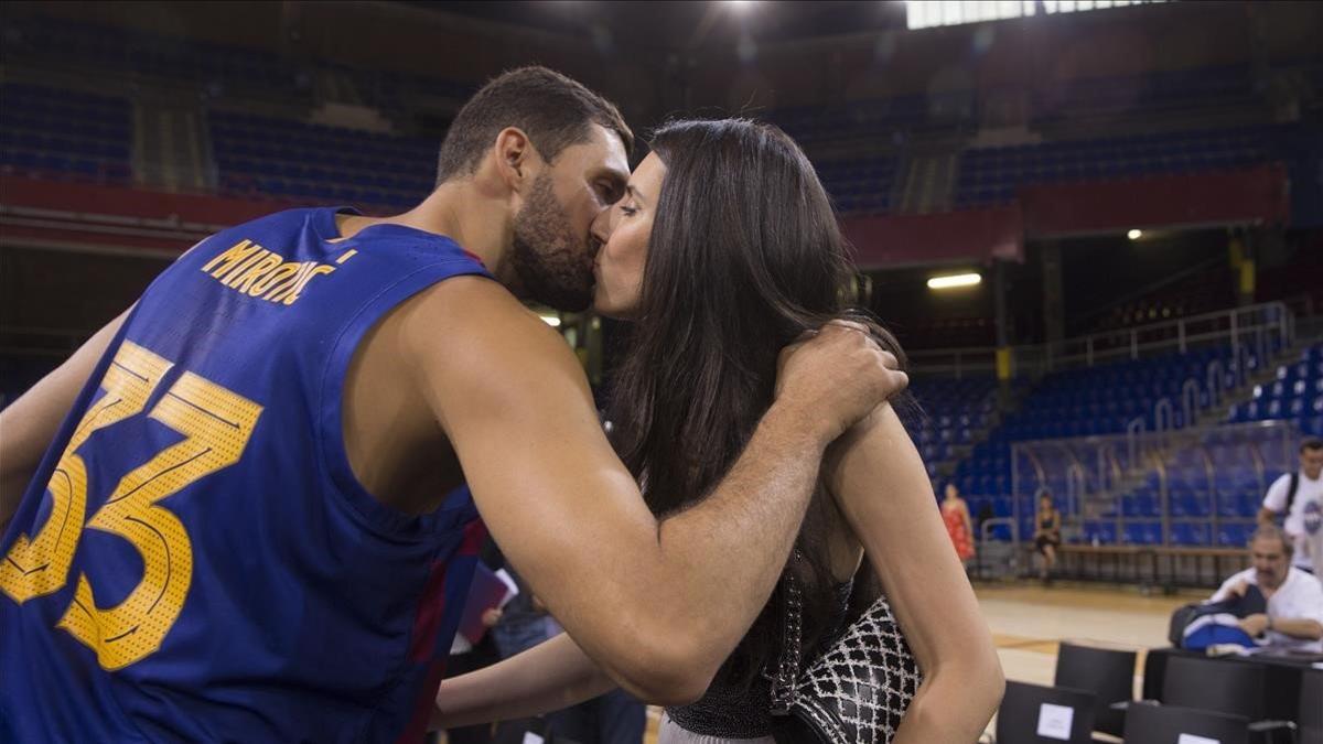 Mirotic besa a Nina, su mujer, en el Palau Blaugrana tras su presentación como jugador del Barça.