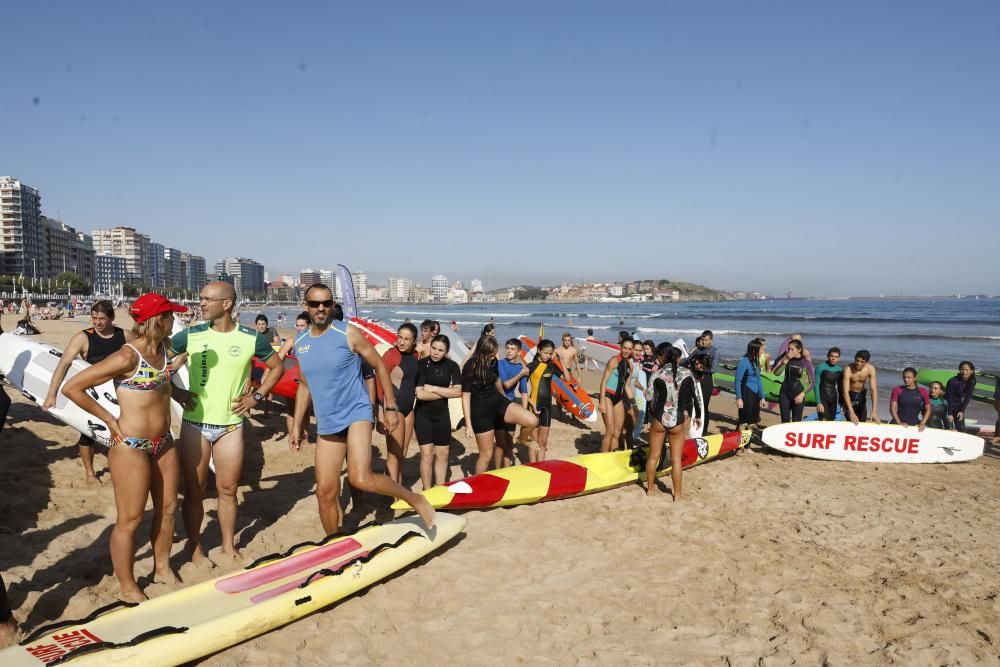 Jóvenes de salvamento en la playa