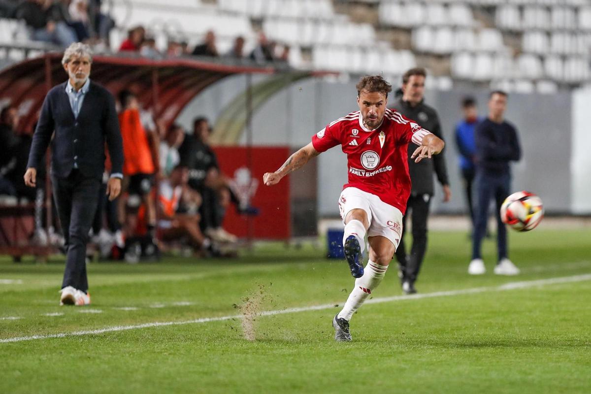 Pedro León volvió a dar una asistencia de gol, pero Alfaro no logra enderezar al Murcia.