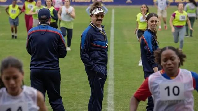 Brendan Hunt, Jason Sudeikis i Tanya Reynolds en la nova temporada de ‘Ted Lasso’Brendan Hunt (Beard), Jason Sudeikis (Ted Lasso) i Tanya Reynolds (Alice) a la nova temporada de ‘Ted Lasso’.